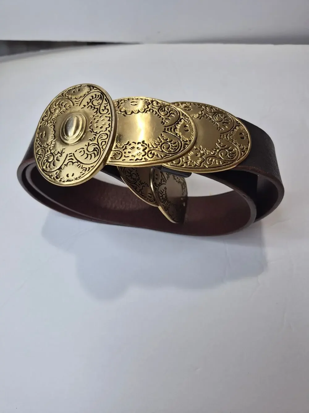 CHICO'S GENUINE LEATHER ADJUSTABLE BELT WITH BEAUTIFUL GOLD TONE BUCKLE.